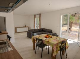 Chalet dimora tra gli ulivi，位于奥斯图尼的木屋