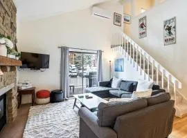 Walk to Lift, Sleeps 6, Shared Hot Tub, Cozy Interiors, Gourmet Dining, Fireplace and Patio