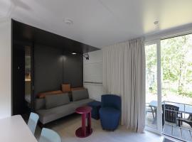 Chalet in Baalse Hei with Modern Comforts，位于蒂伦豪特的酒店