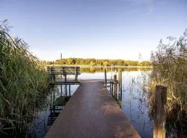 Ferienhaus-Haus-am-See-mit-Wassergrundstueck