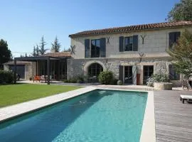 **Charmant Mas Rénové avec Piscine et Jardin au Cœur de la Provence!** - FR-1-599-17