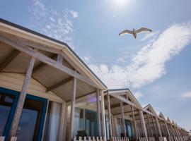 Beach lodge with direct sea view, on the North Sea beach of Wijk aan Zee，位于滨海韦克的酒店