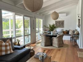 Grape Farm Cottage with picturesque vineyard views，位于Moonambel的酒店