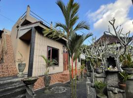 Mongan Homestay Beside The Belulang Hot Spring，位于Penebel的酒店