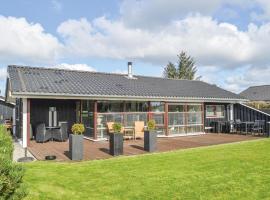 Three-Bedroom Holiday Home In Blokhus，位于布洛克胡斯的酒店