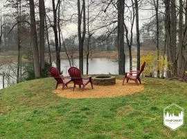 Moon Tower Cabin - Beautiful Water Views Firepit More