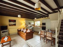 Cornloft Cottage at Scolton Cottages - Indoor pool，位于Haverfordwest的酒店