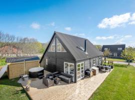 3 Bedroom Beautiful Home In Farsø，位于Farsø的酒店