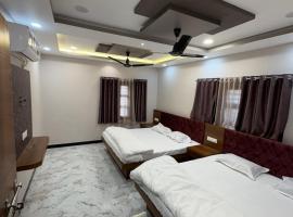 shree trilokeshwar guest house，位于乌贾因的酒店