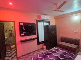 Suryansh Hotel，位于克久拉霍卡修拉荷机场 - HJR附近的酒店