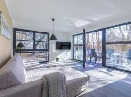 Insel der Asanas - Elegante Ferienwohnung mit Balkon, Kamin & Wellness am Krakower See