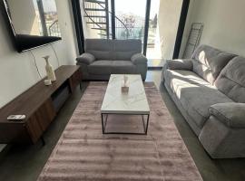 Luxurious two bedroom apartment with roof garden，位于Kato Lakatamia的酒店