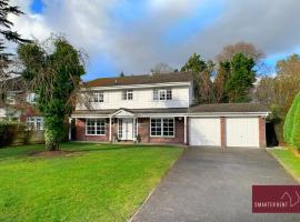 Weybridge - 4 Bedroom Home - Driveway & Garden，位于泰晤士河畔沃尔顿的酒店