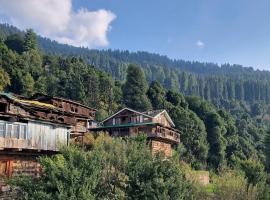 Wooden Attic Room at ART Village Naggar，位于纳加尔的酒店