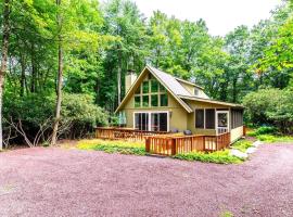 Cozy Cabin at Lake Naomi，位于Pocono Pines的酒店