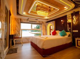 Beach Paradise Day Cruise Houseboat - VACCINATED STAFF，位于阿勒皮的酒店