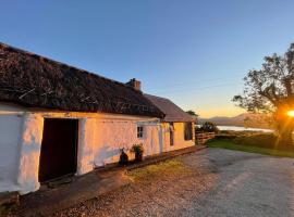 Private Thatched Cottage - with views，位于莱特肯尼的酒店