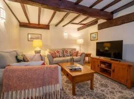 Saltbox Stays 3 bed house, 2 baths, sleeps 6, fast wifi, central location