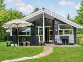 Lovely Home In Dronningmølle With Wifi