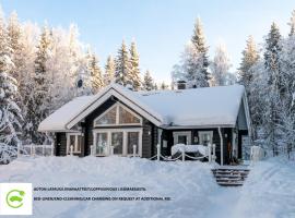 Lähderinne - 2 bedroom log cabin, private beach, wifi & sauna，位于Puolanka的酒店