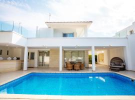Beachfront Villa Larnaka Dhekelia with Pool，位于皮拉的酒店