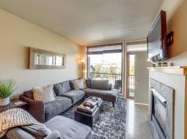 Walk to the Lake Chelan Condo with Mtn Views!，位于奇兰的酒店