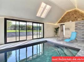 Aux balzanes de Varvella Piscine intérieure privée chauffée，位于Ploudaniel的酒店