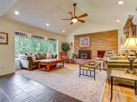 Darrington Home on River with Mountain Views，位于Darrington的酒店