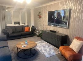 5 Bedroom House close to Keele, great Gadgets，位于莱姆河下游的纽卡尔斯的酒店