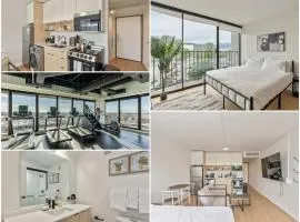 Central Studio Apt - 65 TV - Gym - Parking