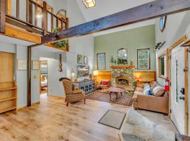 Tahoe City Retreat Forest Views and Fireplace，位于塔霍城的酒店