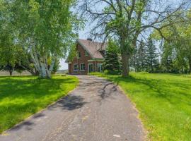 Luxury Hillside Farmhouse on The Bay of Quinte，位于贝尔维尔的酒店