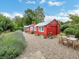 The Red Shed Entire home for 2 Private garden and parking 2 miles from Bury St Edmunds，位于Whepstead的酒店