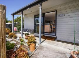 The Bach at Old Broadway - Waikuku Beach Retreat，位于Waikuku Beach的酒店