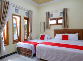 RedDoorz near Desa Wisata Tambi Dieng，位于沃诺索博的酒店