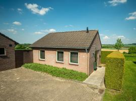 Detached bungalow, 8 km of the Drielandenpunt，位于费伦的酒店