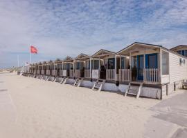 Beach house with direct sea view, on the North Sea beach of Wijk aan Zee，位于滨海韦克的酒店