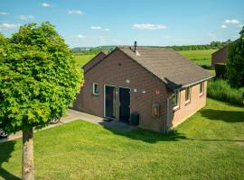 Detached bungalow, 8 km of the Drielandenpunt，位于费伦的酒店