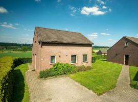 House with dishwasher, 8km from the Drielandenpunt，位于费伦的酒店