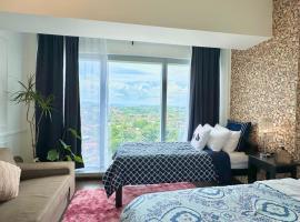 1-BR Suite with 2 Beds & Mountain Views in Aeon Towers beside Abreeza Mall 100MBPS WIFI，位于达沃市的酒店