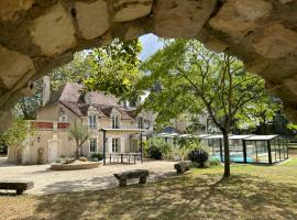 Château l'Hubertière, classé du tourisme 4 étoiles，位于Bouresse的酒店