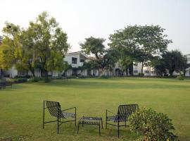 Best Western Resort Country Club，位于古尔冈的酒店