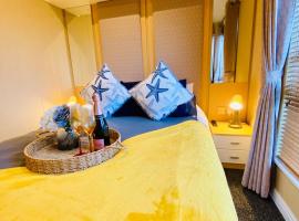 OCEAN BLISS LODGE - A Seaview Luxury Lodge with access to private beach，位于埃克斯茅斯的木屋