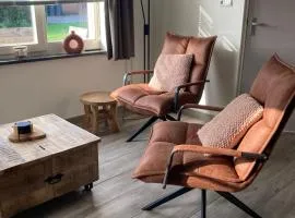 Bungalow op bedrijf met melkkoeien