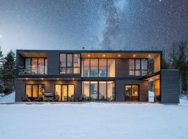 Le Ruisseau: luxurious villa in Charlevoix.，位于拉马巴耶的带泳池的酒店