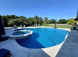Villa Solara 6 - Luxury 6 Bedroom Villa with Pool, Golf & Lake View，位于里奥阿托的带按摩浴缸的酒店