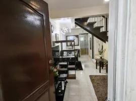 Cozy Townhouse own parking Wi-Fi