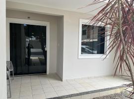 Casa 10 COND BRISAS DO FAROL，位于萨尔瓦多的酒店