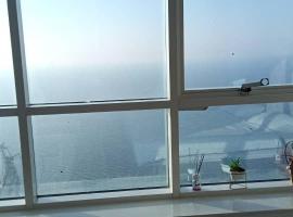 Luxury Room by the Sea Stunning View, King Bed, and Cozy Living Space，位于阿吉曼的酒店