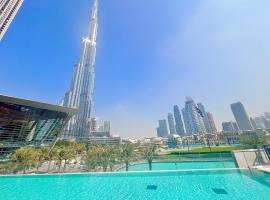 Luxury 1BR 5min to Dubai Mall Burj Khalifa View from pool，位于迪拜的公寓式酒店